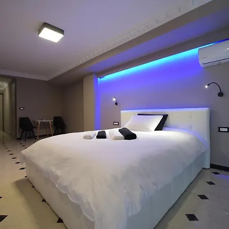 לינה וארוחת בוקר Pietra Mare 3*