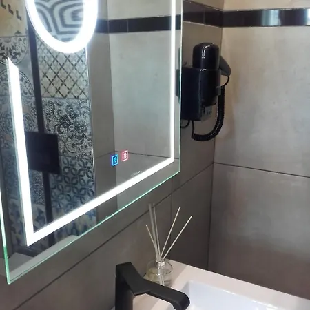 לינה וארוחת בוקר Pietra Mare 3*